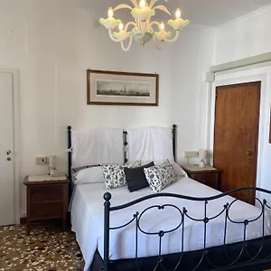 Al Teatro With Canal View Bed and breakfast